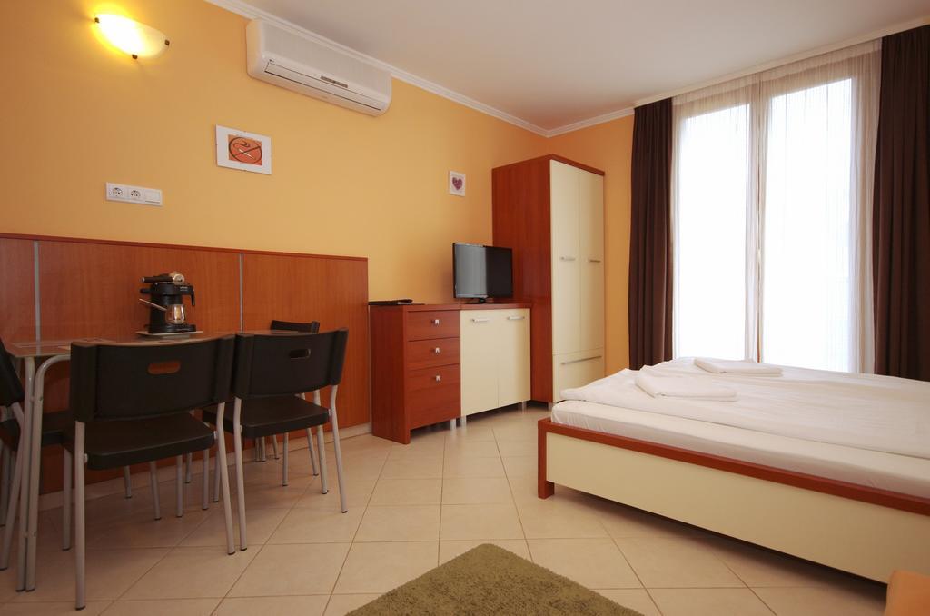 Vararok Apartman Gyula Exteriör bild