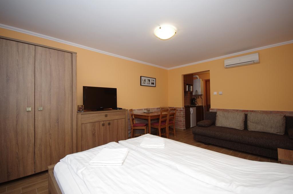 Vararok Apartman Gyula Exteriör bild