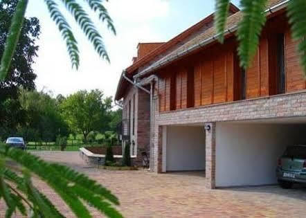 Vararok Apartman Gyula Exteriör bild